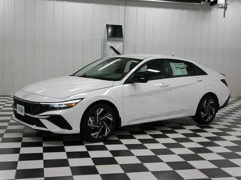 New 2025 Hyundai Elantra Sport image 4