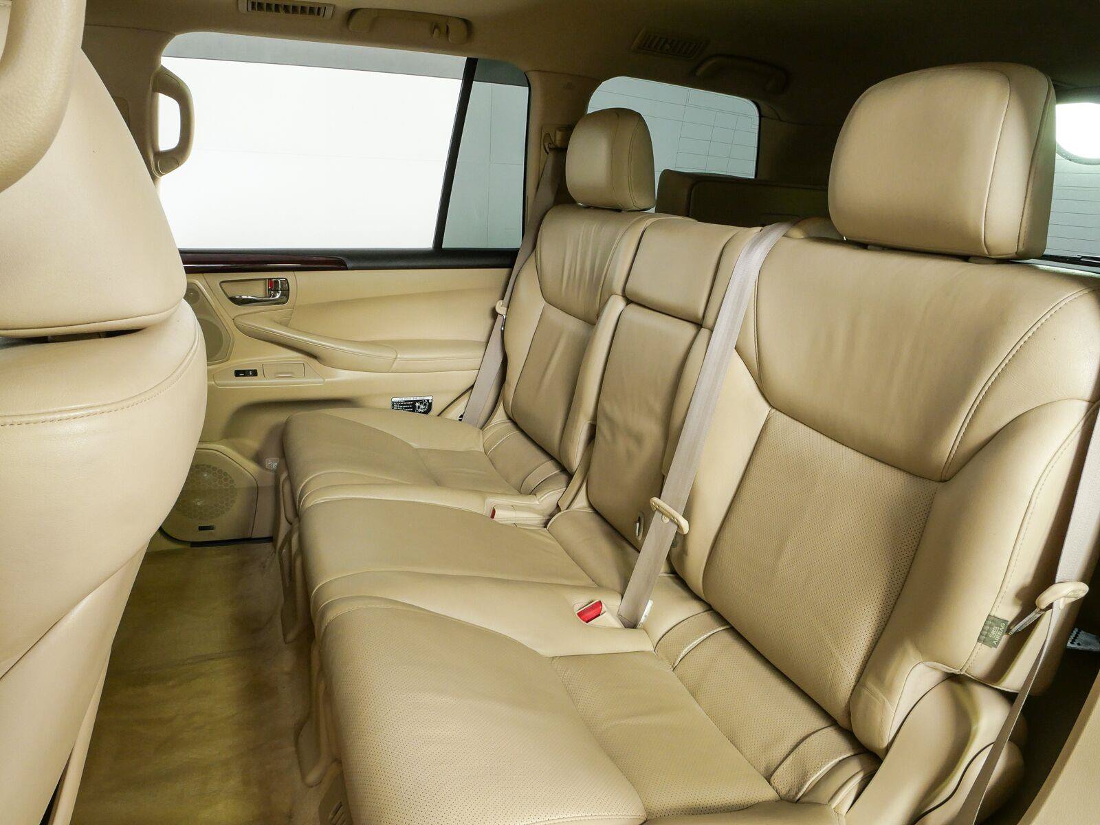 Used 2011 Lexus LX 570 4WD w/ Luxury Pkg image 19