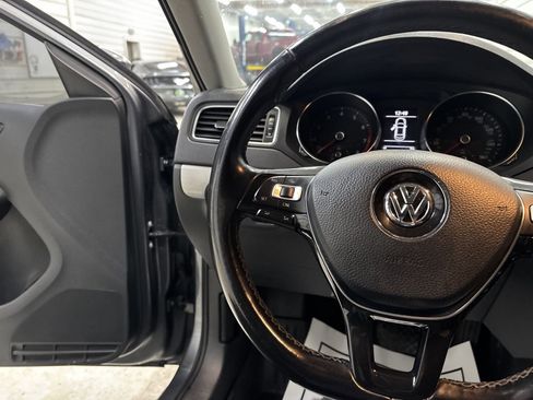 Used 2017 Volkswagen Jetta SE image 12