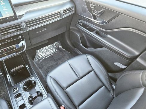 Used 2023 Lincoln Corsair AWD image 12