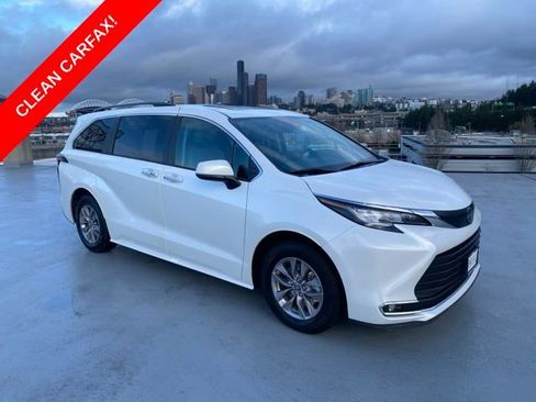 Used 2022 Toyota Sienna XLE image 1