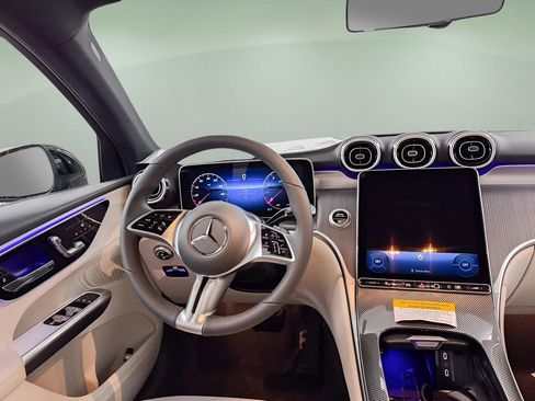 Used 2025 Mercedes-Benz GLC 300 image 4