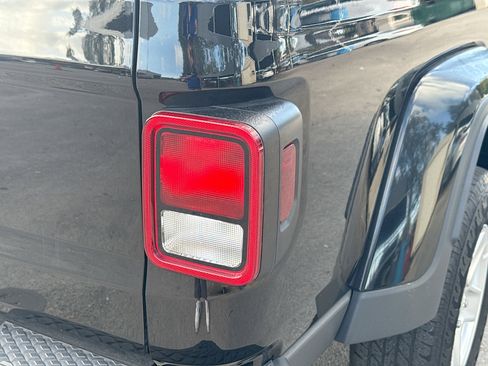 Used 2022 Jeep Gladiator Sport image 27