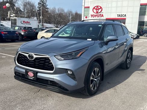 Used 2022 Toyota Highlander XLE image 3