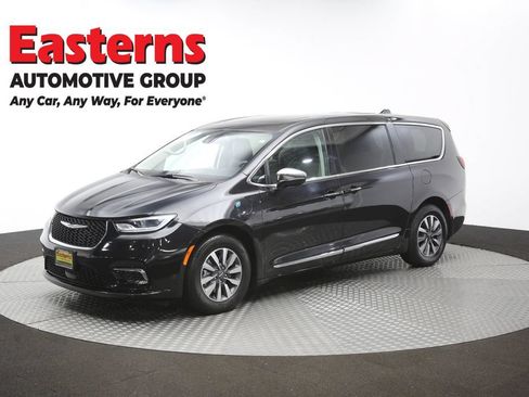 Used 2023 Chrysler Pacifica Limited FWD image 60