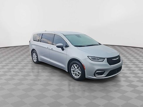 Used 2023 Chrysler Pacifica Touring-L FWD image 2