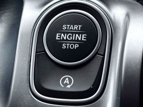 Used 2025 Mercedes-Benz GLB 250 4MATIC image 23