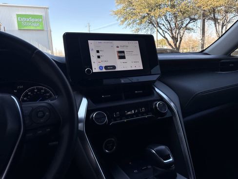 Used 2023 Toyota Venza LE image 28