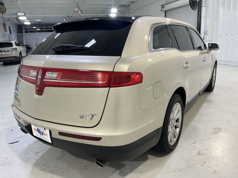 Used 2017 Lincoln MKT AWD image 5