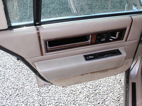 Used 1990 Cadillac De Ville Sedan image 21