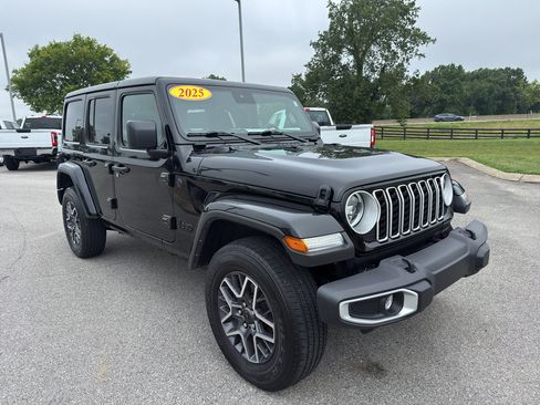 Used 2025 Jeep Wrangler Unlimited Sahara AWD/4WD image 3