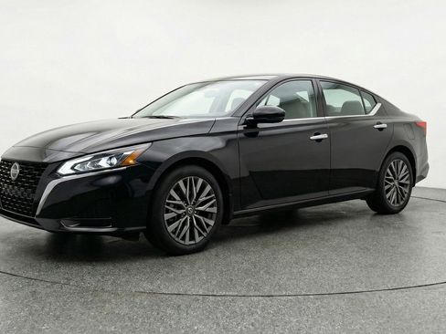 Used 2025 Nissan Altima 2.5 SV image 3