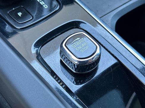 Certified 2022 Volvo XC60 B5 Momentum image 27