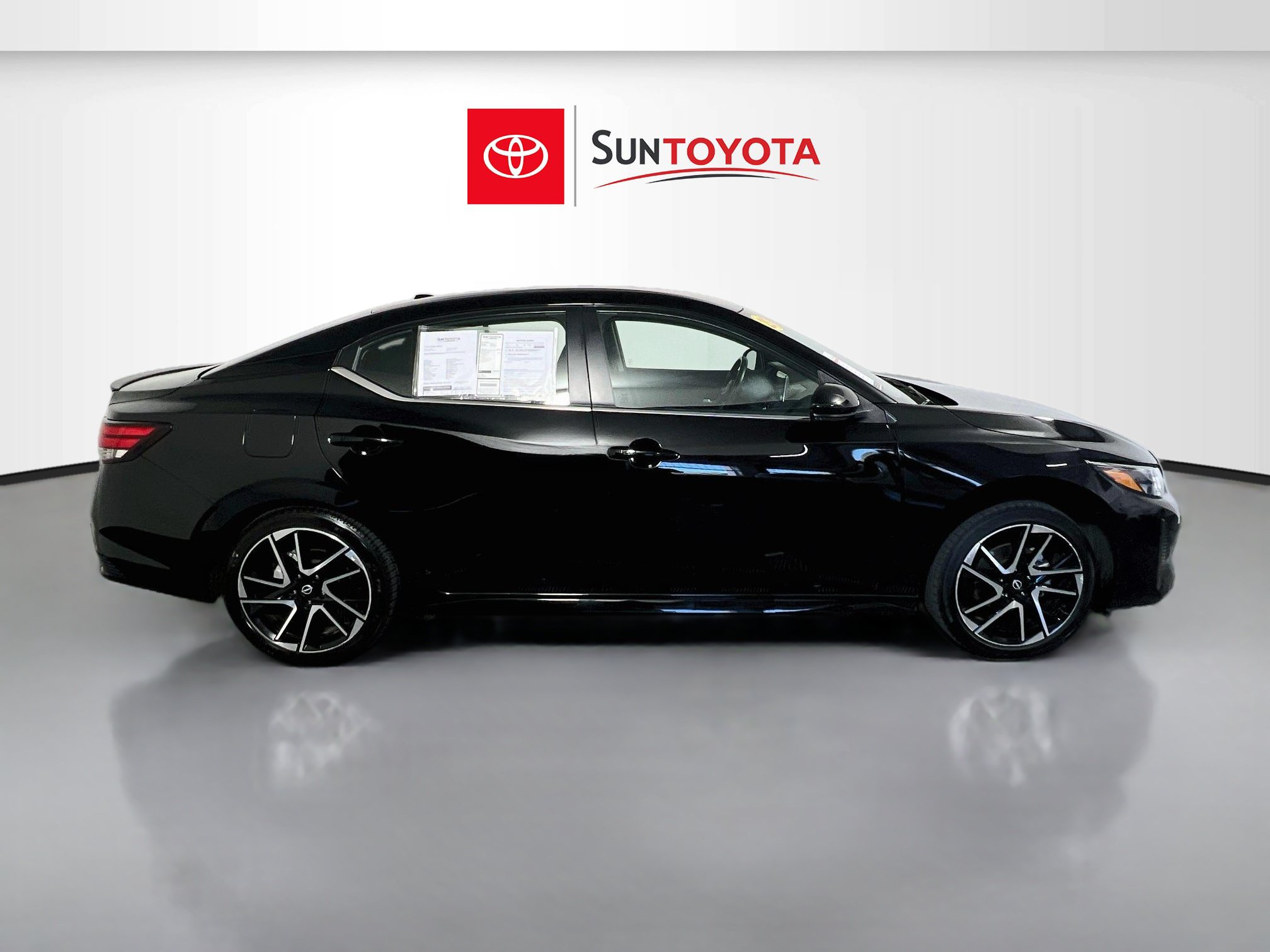 Used 2025 Nissan Sentra SR FWD image 2