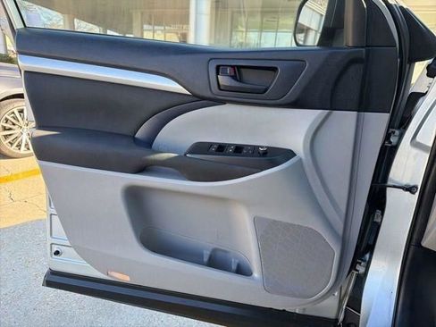 Used 2019 Toyota Highlander LE image 25