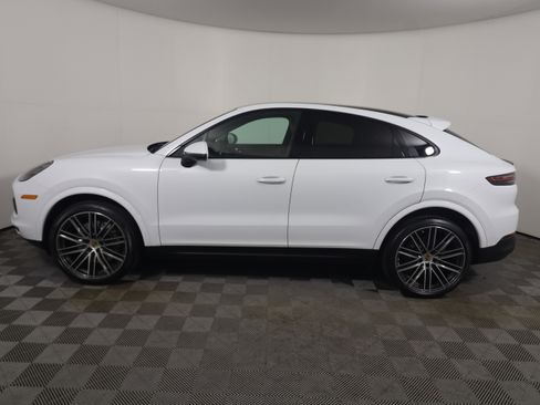 Certified 2023 Porsche Cayenne Platinum Edition image 2