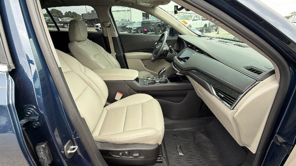 Used 2022 Cadillac XT4 Premium Luxury w/ Cold Weather Package FWD image 31
