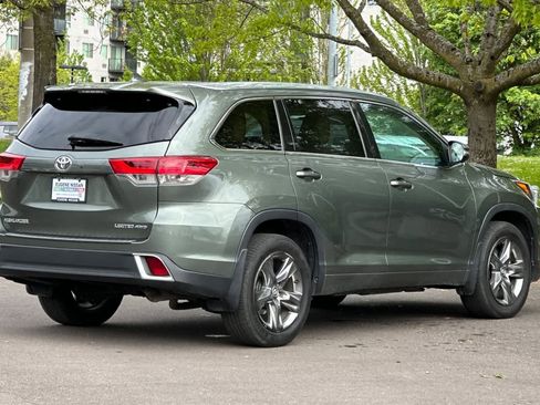 Used 2017 Toyota Highlander Limited Platinum AWD/4WD image 2