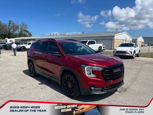 Used 2023 GMC Terrain SLT w/ Tech Package FWD image 2