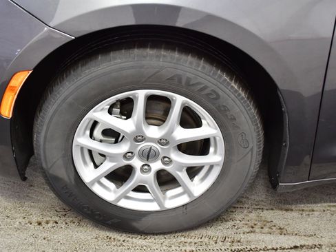 Used 2023 Chrysler Pacifica Touring-L FWD image 30