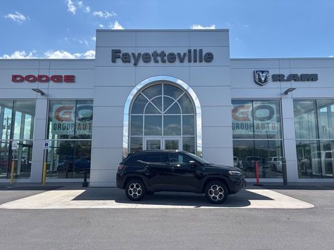 Used 2022 Jeep Compass Trailhawk w/ Trailhawk Elite Group image 2