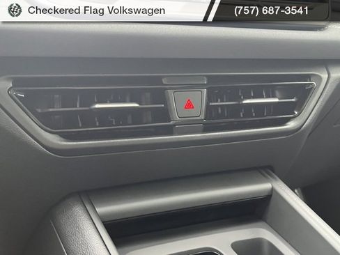 New 2025 Volkswagen Tiguan SE image 42