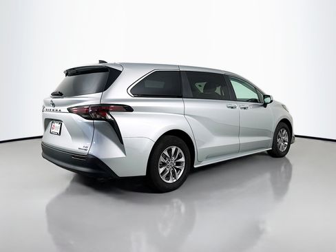 Used 2024 Toyota Sienna LE AWD/4WD image 7