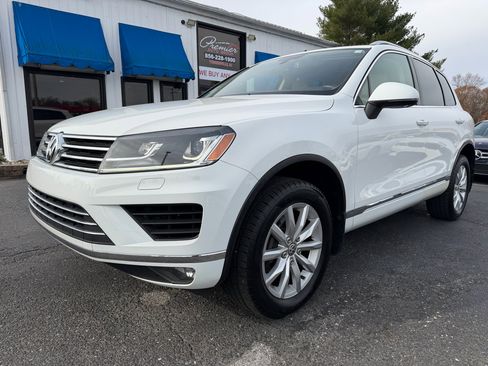 Used 2016 Volkswagen Touareg Sport image 1