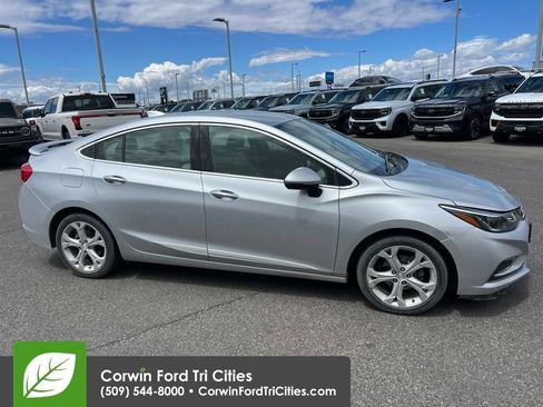 Used 2018 Chevrolet Cruze Premier w/ Enhanced Convenience Package FWD image 22