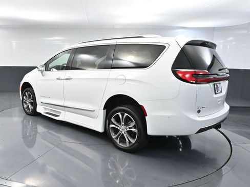 Used 2022 Chrysler Pacifica Pinnacle FWD image 10
