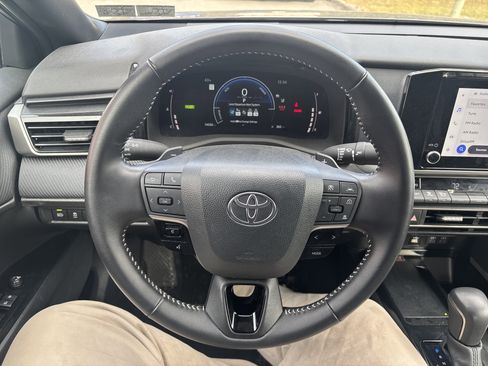 Used 2025 Toyota Camry SE image 17