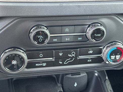 New 2025 Ford Bronco Base image 28