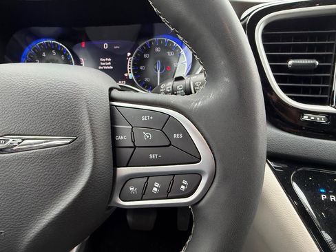 Used 2024 Chrysler Pacifica Touring-L FWD image 16