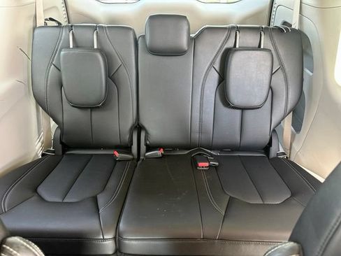 Used 2024 Chrysler Pacifica Touring-L AWD/4WD image 22