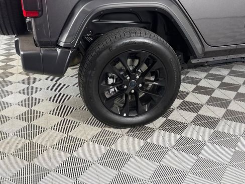 Used 2025 Jeep Wrangler Unlimited Sahara w/ Safety Group AWD/4WD image 12