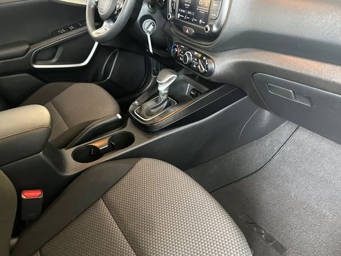 Used 2025 Kia Soul LX w/ LX Technology Package FWD image 17