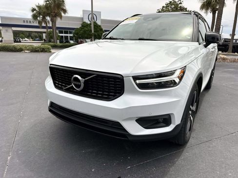 Used 2022 Volvo XC40 T5 R-Design image 9