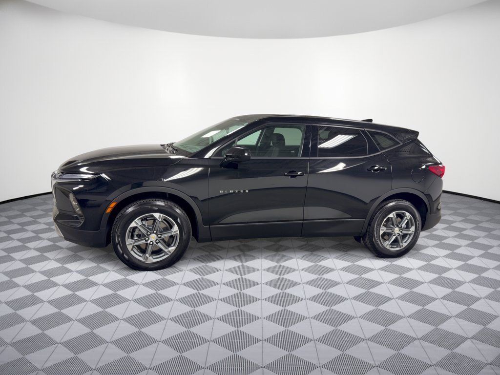 Used 2025 Chevrolet Blazer LT FWD image 2