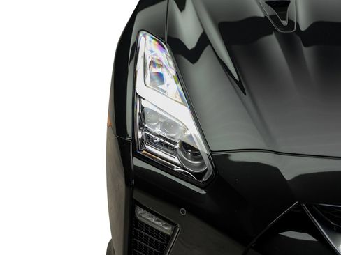 Used 2021 Nissan GT-R Premium AWD/4WD image 3