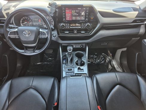 Used 2022 Toyota Highlander XLE AWD/4WD image 14