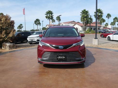 Used 2021 Toyota Sienna Limited image 6
