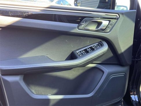 Certified 2023 Porsche Macan image 17