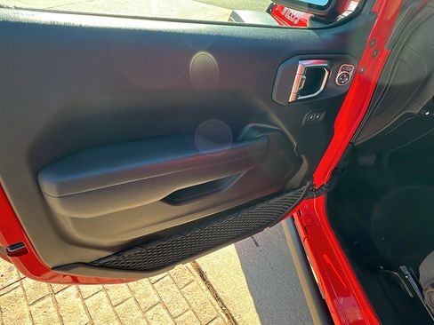 Used 2025 Jeep Wrangler Willys image 14