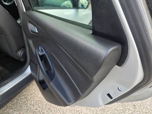 Used 2017 Ford Focus SE FWD image 29