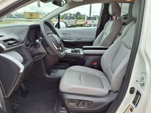 Used 2026 Toyota Sienna XLE FWD image 18