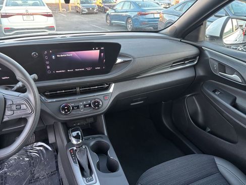 Used 2025 Buick Envista Preferred image 29