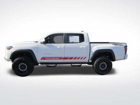 Used 2022 Toyota Tacoma TRD Off-Road image 2