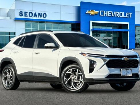 New 2026 Chevrolet Trax LT w/ Driver Confidence Package FWD image 2