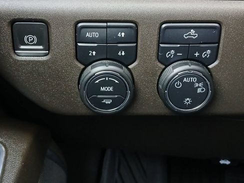 Used 2022 Chevrolet Silverado 1500 LT w/ Z71 Off-Road Package AWD/4WD image 12