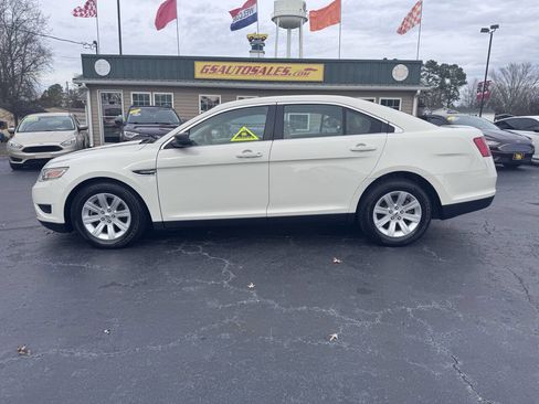 Used 2011 Ford Taurus SE image 2